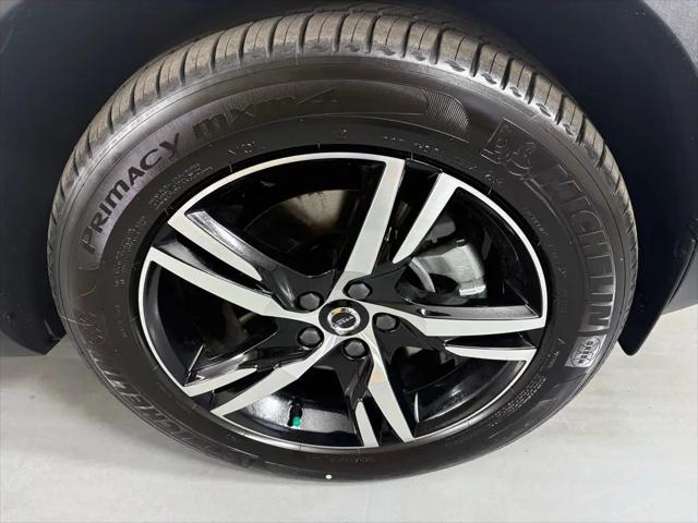 2026 Volvo XC40 Core, B4 FWD Gas (mild hybrid), Dark