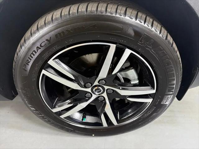 2026 Volvo XC40 Core, B4 FWD Gas (mild hybrid), Dark