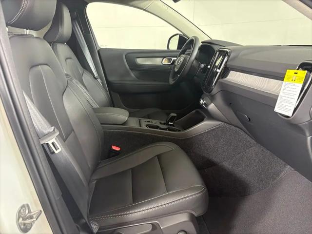 2026 Volvo XC40 Core, B4 FWD Gas (mild hybrid), Dark