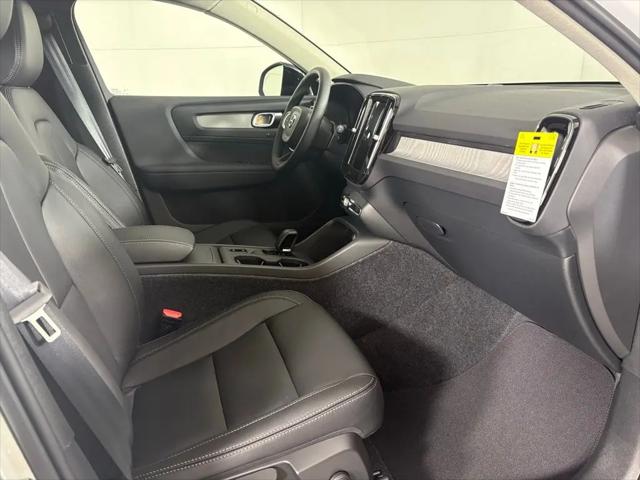 2026 Volvo XC40 Core, B4 FWD Gas (mild hybrid), Dark