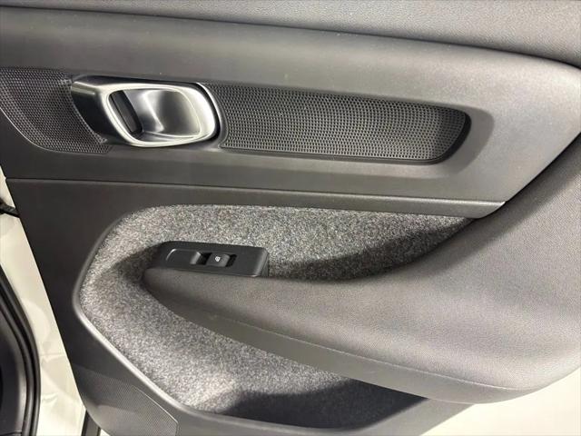2026 Volvo XC40 Core, B4 FWD Gas (mild hybrid), Dark