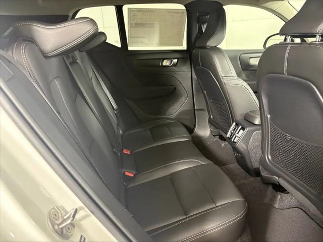 2026 Volvo XC40 Core, B4 FWD Gas (mild hybrid), Dark