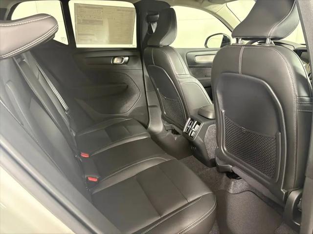 2026 Volvo XC40 Core, B4 FWD Gas (mild hybrid), Dark