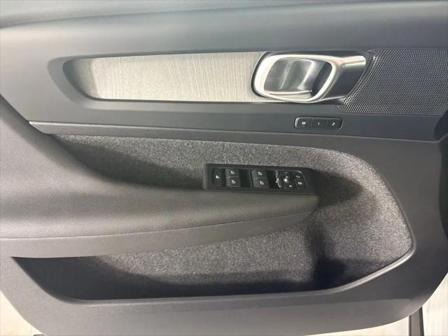 2026 Volvo XC40 Core, B4 FWD Gas (mild hybrid), Dark