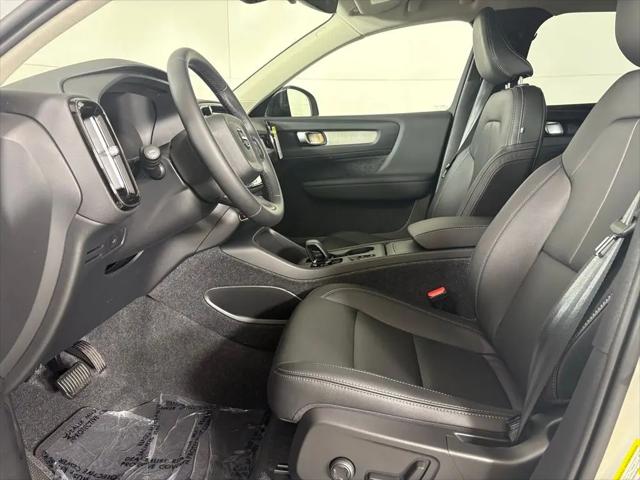 2026 Volvo XC40 Core, B4 FWD Gas (mild hybrid), Dark