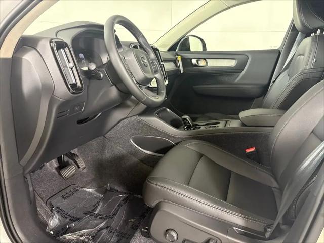 2026 Volvo XC40 Core, B4 FWD Gas (mild hybrid), Dark