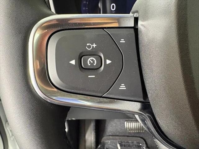 2026 Volvo XC40 Core, B4 FWD Gas (mild hybrid), Dark