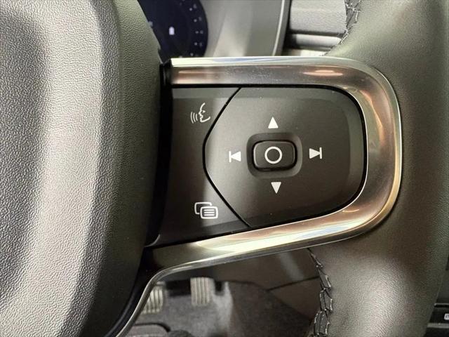 2026 Volvo XC40 Core, B4 FWD Gas (mild hybrid), Dark
