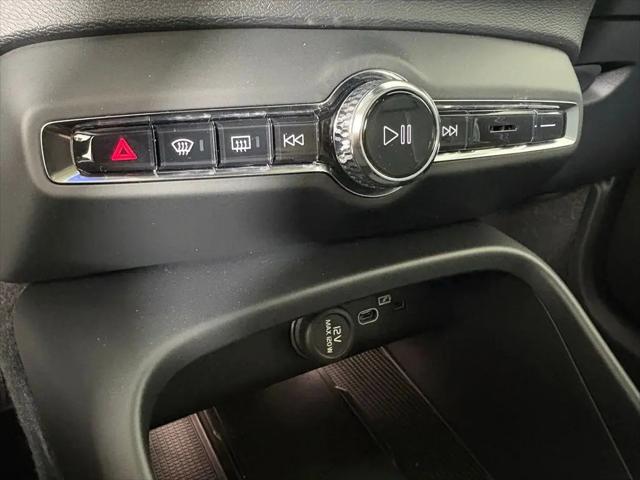 2026 Volvo XC40 Core, B4 FWD Gas (mild hybrid), Dark
