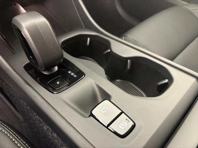 2026 Volvo XC40 Core, B4 FWD Gas (mild hybrid), Dark