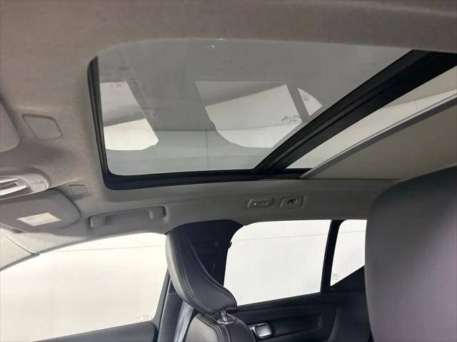 2026 Volvo XC40 Core, B4 FWD Gas (mild hybrid), Dark