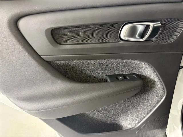 2026 Volvo XC40 Core, B4 FWD Gas (mild hybrid), Dark