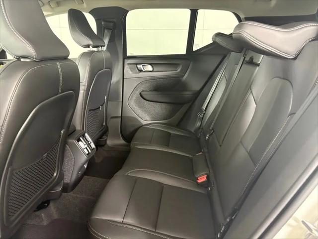 2026 Volvo XC40 Core, B4 FWD Gas (mild hybrid), Dark