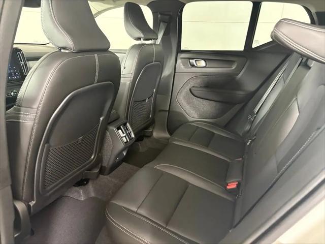 2026 Volvo XC40 Core, B4 FWD Gas (mild hybrid), Dark