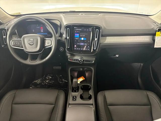 2026 Volvo XC40 Core, B4 FWD Gas (mild hybrid), Dark