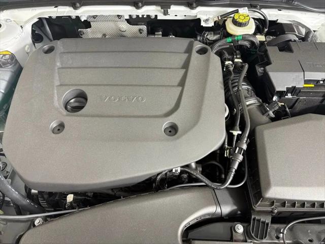 2026 Volvo XC40 Core, B4 FWD Gas (mild hybrid), Dark