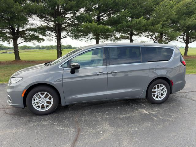 2025 Chrysler Pacifica Select for sale in Taylorville, IL