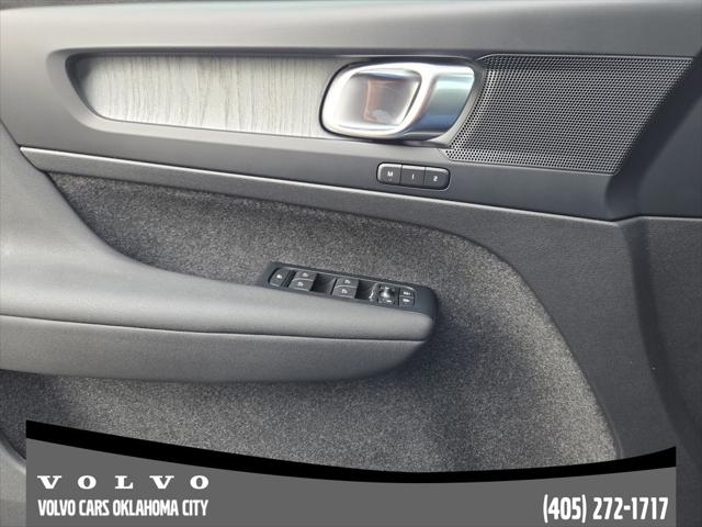 2026 Volvo XC40 Core, B5 AWD Gas (mild hybrid), Dark