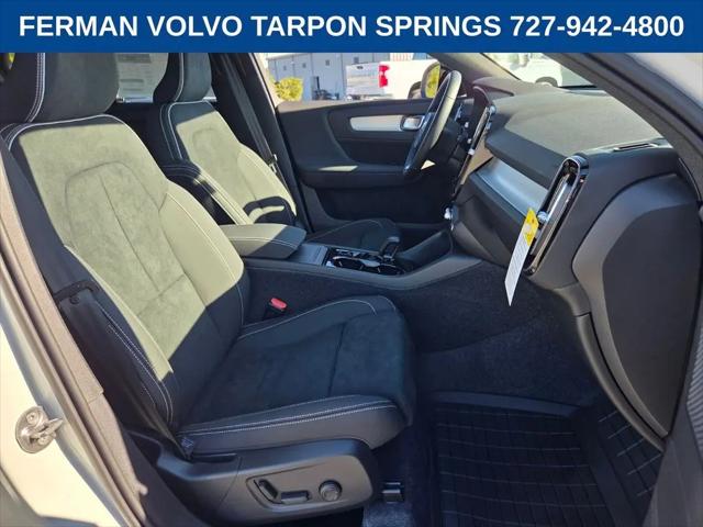 2026 Volvo XC40 Black Edition Ultra, B5 AWD Gas (mild hybrid)