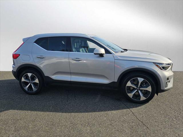 2023 Volvo XC40 B4 Plus Bright Theme