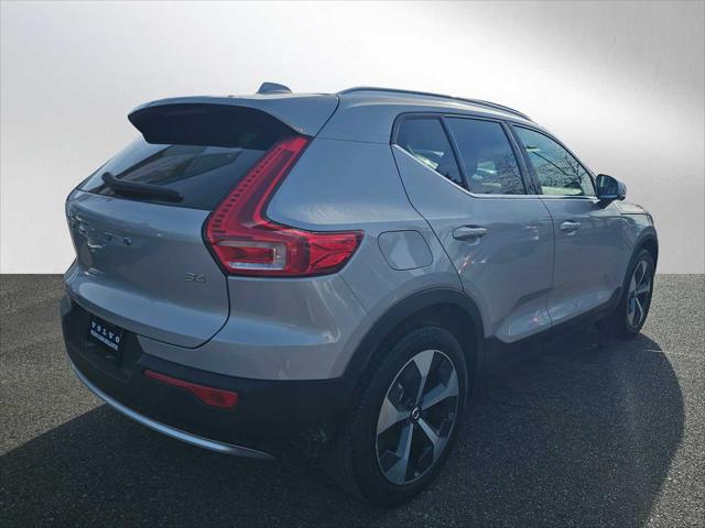 2023 Volvo XC40 B4 Plus Bright Theme
