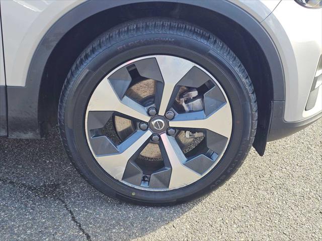2023 Volvo XC40 B4 Plus Bright Theme
