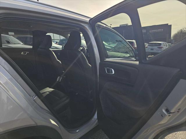 2023 Volvo XC40 B4 Plus Bright Theme