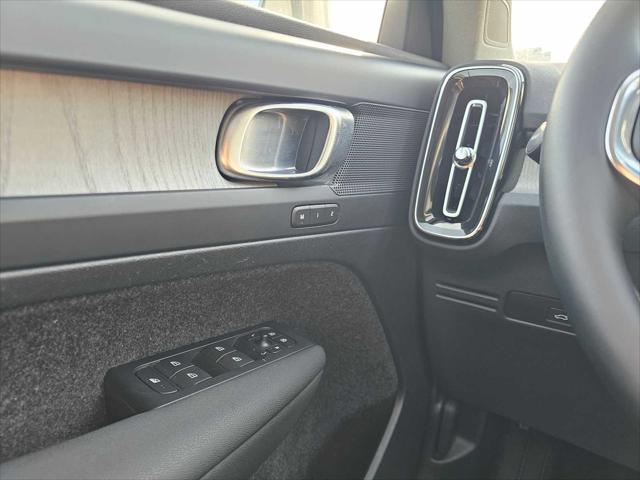 2023 Volvo XC40 B4 Plus Bright Theme