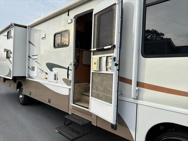 2007 Ford F-53 Base