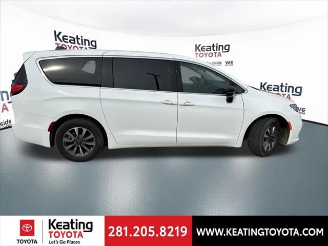 2024 Chrysler Pacifica Hybrid Select