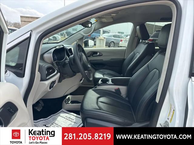 2024 Chrysler Pacifica Hybrid Select