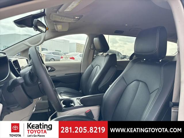 2024 Chrysler Pacifica Hybrid Select