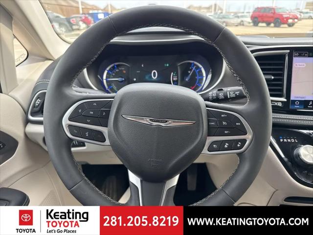 2024 Chrysler Pacifica Hybrid Select