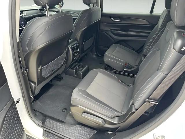 2023 Jeep Grand Cherokee L Laredo 4x4