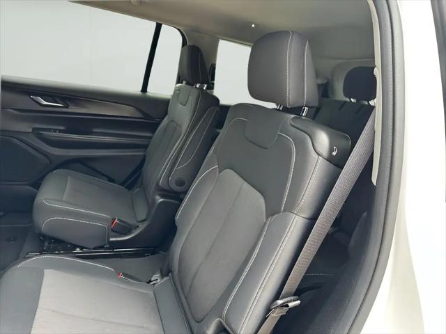2023 Jeep Grand Cherokee L Laredo 4x4