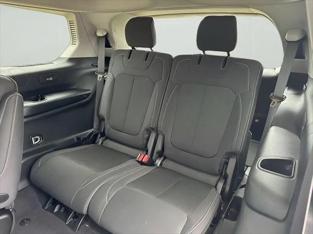 2023 Jeep Grand Cherokee L Laredo 4x4