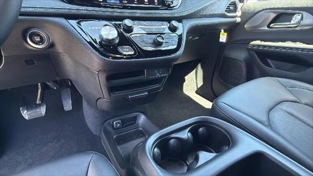 2026 Chrysler Pacifica Select AWD