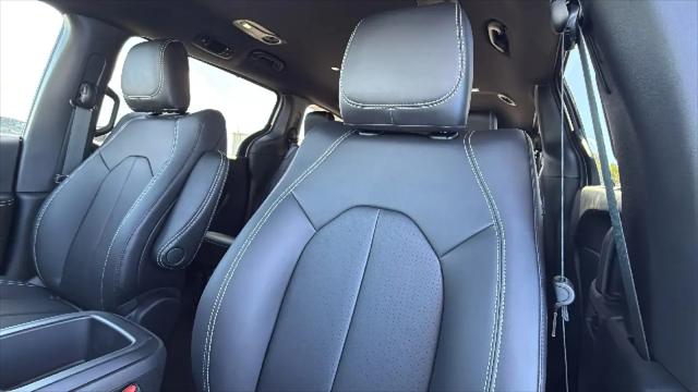 2026 Chrysler Pacifica Select AWD