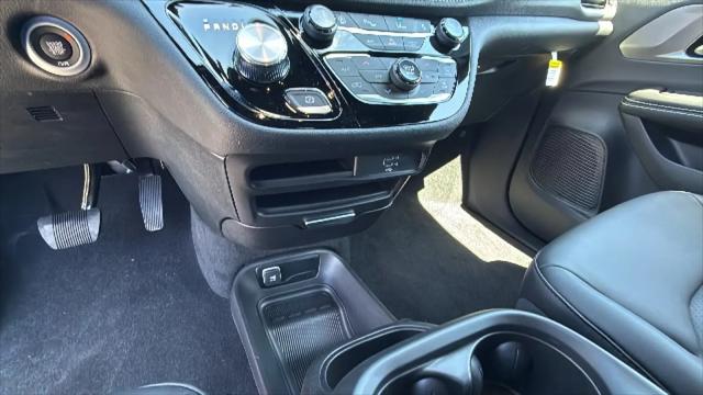2026 Chrysler Pacifica Select AWD