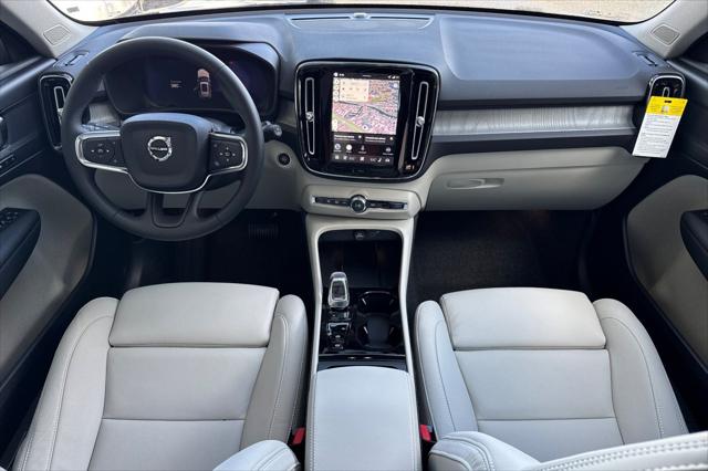 2026 Volvo XC40 Plus, B5 AWD Gas (mild hybrid), Dark