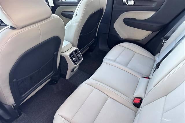 2026 Volvo XC40 Plus, B5 AWD Gas (mild hybrid), Dark