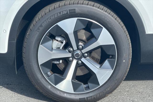 2026 Volvo XC40 Plus, B5 AWD Gas (mild hybrid), Dark