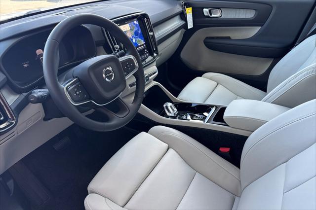 2026 Volvo XC40 Plus, B5 AWD Gas (mild hybrid), Dark
