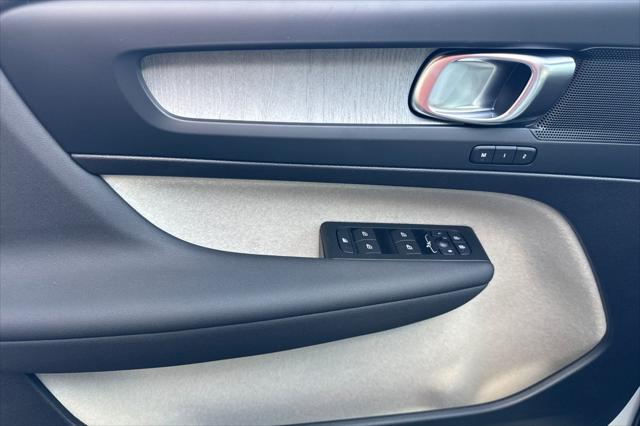 2026 Volvo XC40 Plus, B5 AWD Gas (mild hybrid), Dark