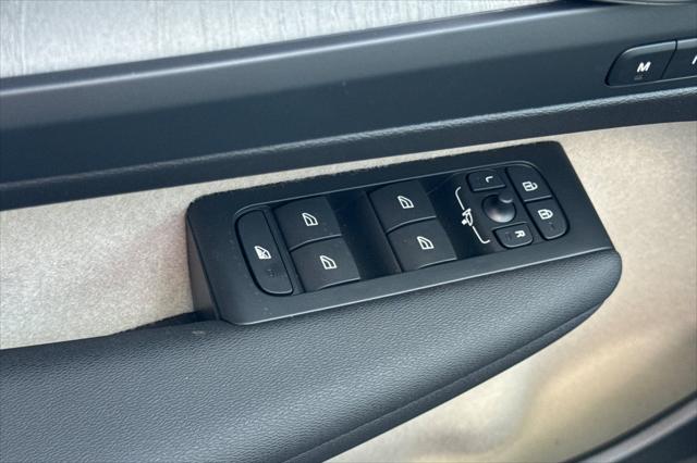 2026 Volvo XC40 Plus, B5 AWD Gas (mild hybrid), Dark