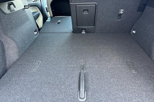 2026 Volvo XC40 Plus, B5 AWD Gas (mild hybrid), Dark