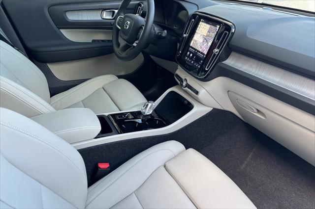 2026 Volvo XC40 Plus, B5 AWD Gas (mild hybrid), Dark