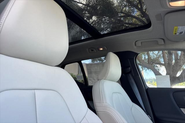 2026 Volvo XC40 Plus, B5 AWD Gas (mild hybrid), Dark