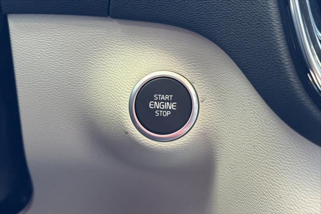 2026 Volvo XC40 Plus, B5 AWD Gas (mild hybrid), Dark