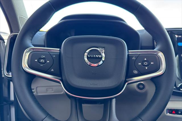 2026 Volvo XC40 Plus, B5 AWD Gas (mild hybrid), Dark
